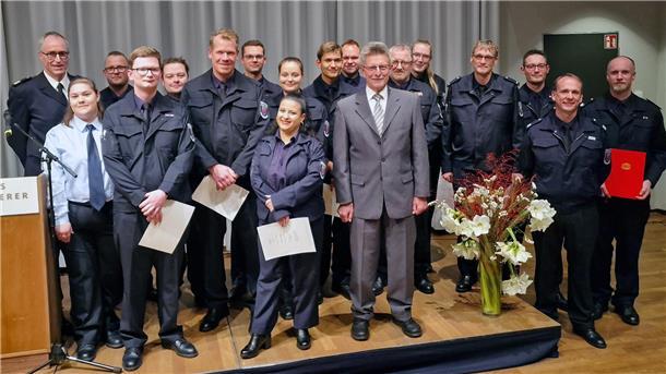24 Einsatzkräfte der Feuerwehr feierlich befördert  Beförderte und Jubilare der Freiwilligen Feuerwehren Lehe, Weddewarden und Wulsdorf