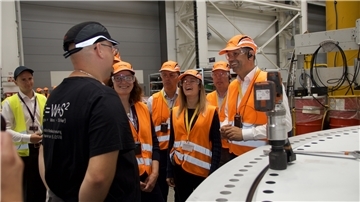 Gruppenbild mit prominenten Gästen: Neben der Juso-Landesvorsitzenden Ronja Laemmerhirt (M.) begrüßte Werksleiter Kristoffer Mordhorst (4 v. l.) unter anderem Umweltminister Olaf Lies und den konzerneigenen Finanzchef Thomas Spannring (l.).