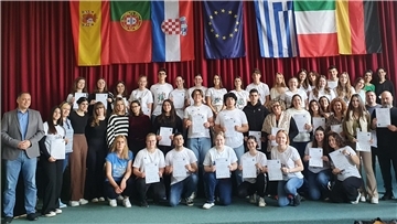 Gruppenfoto in der Aula: Am Gymnasium ging es jetzt eine Woche lang höchst international zu.