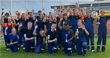 Gruppenfoto auf dem Sportplatz