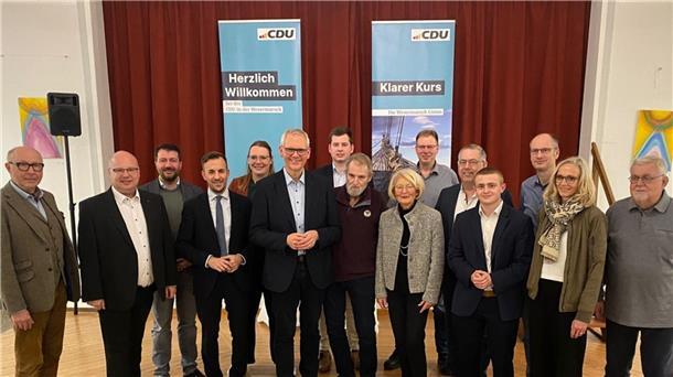 Gruppenfoto nach den Wahlen beim Kreisparteitag in Ovelgönne: Björn Thümler (Mitte) bleibt Vorsitzender der Wesermarsch-CDU.