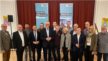 Gruppenfoto nach den Wahlen beim Kreisparteitag in Ovelgönne: Björn Thümler (Mitte) bleibt Vorsitzender der Wesermarsch-CDU.