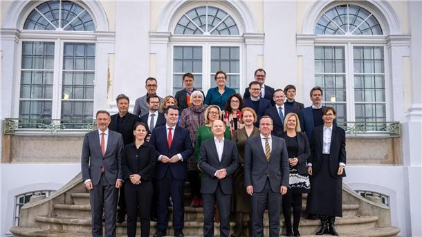 Der Winterfrieden von Meseberg: Kanzler voller Zuversicht Gruppenfoto vor Schloss Meseberg: Kanzler Olaf Scholz und das Bundeskabinett.