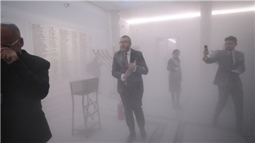 Grzegorz Braun ist Parlamentsmitglied der rechtsradikalen Partei Konfederacja in Polen. Hier nachdem er die Chanukka-Kerzen mit einem Feuerlöscher im polnischen Parlamentsgebäude gelöscht hatte.
