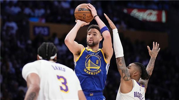 Medien: Thompson verlässt Warriors und wechselt nach Dallas Guard Klay Thompson (M) wirft im Duell gegen sein zukünftiges Franchise auf den Korb.