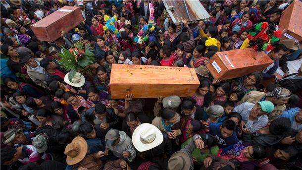 Ex-Militärchef in Guatemala wegen Völkermords vor Gericht Guatemala: Menschen tragen in Santa Avelina Särge mit den Überresten von indigenen Bürgerkriegsopfern. Der Ex-Militärchef in Guatemala steht erneut vor Gericht.