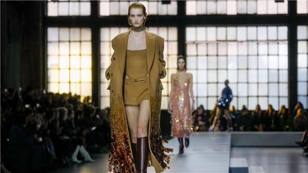 Fashion Week: Gucci lässt es funkeln, Moschino will Frieden Gucci setzt auf strenge militärisch anmutende Mäntel oder Röcke.