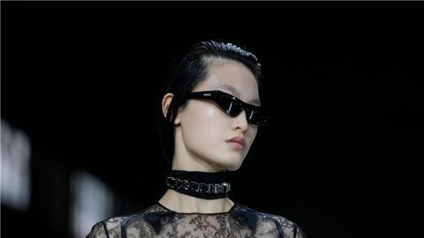 Fashion Week: Gucci lässt es funkeln, Moschino will Frieden Guccis Vision der Looks im kommenden Herbst und Winter: sexy und glamourös.