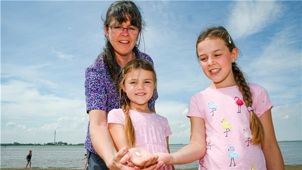 „Guck mal, Mama, eine Muschel“: Gerade sind Angelika Hommes und ihre Mädchen Amalia (links) und Aurelia am Deich angekommen.