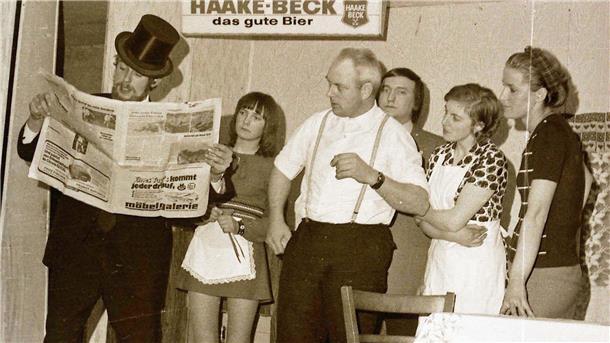 Bei der Uthleder Theatergruppe wird ein besonderes Jubiläum gefeiert Gudrun Schneider (Brockmann, Zweite von links) 1973 bei ihrem ersten Auftritt als junge Deern mit Henry Denker, Günter Tietje, Gerold Brockmann, Margot Brünjes (Glabbatz) und Marianne Denker (Hillen), von links.