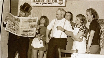 Gudrun Schneider (Brockmann, Zweite von links) 1973 bei ihrem ersten Auftritt als junge Deern mit Henry Denker, Günter Tietje, Gerold Brockmann, Margot Brünjes (Glabbatz) und Marianne Denker (Hillen), von links.