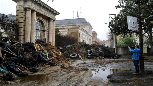 Landwirte in Frankreich setzen Blockade rund um Paris fort Gülle, Mist und Reifen: Landwirte haben vor dem Eingang des örtlichen Verwaltungsgebäudes in Agen reichlich abgeladen.