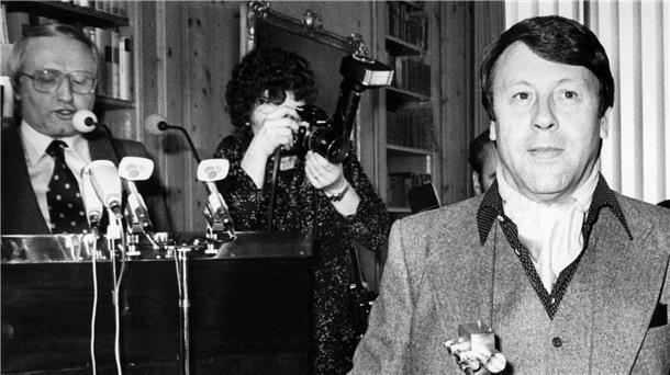 Günter Lamprecht (r) mit der Goldenen Kamera für seine Rolle in dem Fernsehfilm „Rückfälle“ (1978).