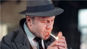 Günter Lamprecht steht bei Dreharbeiten zu einem „Tatort“-Krimi in seiner Rolle als grantiger Kommissar Franz Markowitz vor der Kamera (1990).