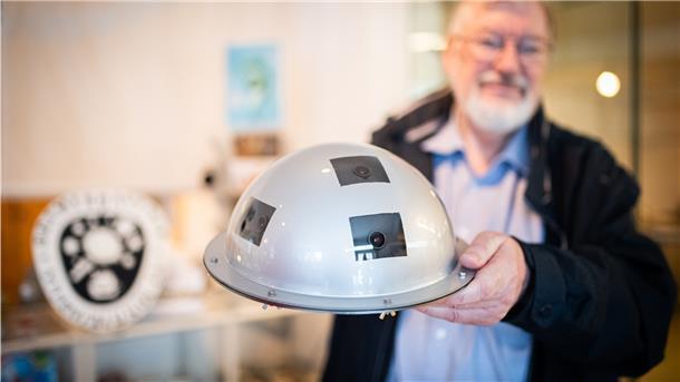 Günter Neumann, Vorsitzender der Sternfreunde Bremerhaven, zeigt eine Meteorkamera, die mit sieben Optiken künftig nachts Meteorerscheinungen am Himmel aufnimmt.