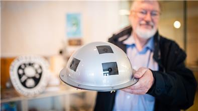 Günter Neumann, Vorsitzender der Sternfreunde Bremerhaven, zeigt eine Meteorkamera, die mit sieben Optiken künftig nachts Meteorerscheinungen am Himmel aufnimmt.