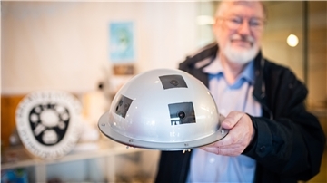 Günter Neumann, Vorsitzender der Sternfreunde Bremerhaven, zeigt eine Meteorkamera, die mit sieben Optiken künftig nachts Meteorerscheinungen am Himmel aufnimmt.