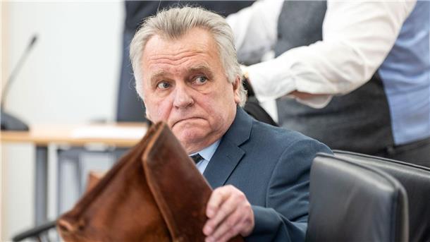 Ex-Bundesminister Krause erhält fast 2 Jahre auf Bewährung Günther Krause im Landgericht Rostock.