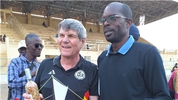 Günther Thielking (links) bekam als Dank für das Coaching der afrikanischen Schiedsrichterinnen das Modell eines Fischerbootes in den Farben vom Senegal geschenkt.