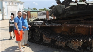 Günther Thielking (r.) auf dem Maidan-Platz in Kiew. Dort werden zerstörte russische Panzer ausgestellt. 