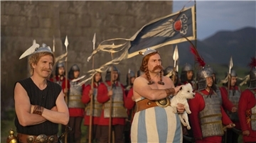 Guillaume Canet (l) als Asterix und Gilles Lellouche (r) als Obelix.