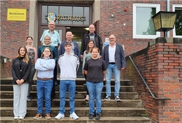 Guliana Fuchs, Calvin Ede, Jan Stern und Tia Marie Bohlken (vorne von links) starten ihre Ausbildung bei der Stadt Nordenham und wurden von Vertretern der Stadtverwaltung begrüßt. Auf dem Bild fehlt Ana-Lucia Deterding.