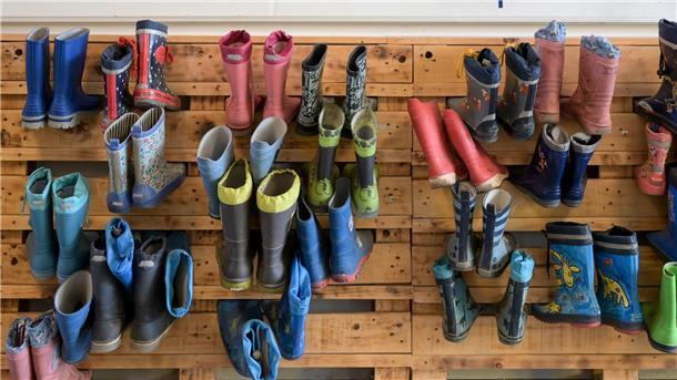 Paus: Geflüchtete Erzieherinnen schneller in Arbeitsmarkt Gummistiefel hängen an der Palettenwand einer Kindertagesstätte in Halle (Saale). In Deutschland fehlen Erzieherinnen und Erzieher.