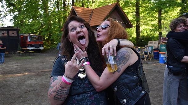 Abrocken beim Motorville Festival zu den Sha La Lees statt Schalala beim ESC Ausgelassene Festivalbesucher