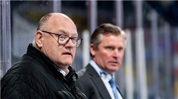 Gunnar Leidborg und Headcoach Niklas Sundblad (hinten) verfolgen das Spiel der Schwenninger Wild Wings gegen die Nürnberg Ice Tigers in der DEL.