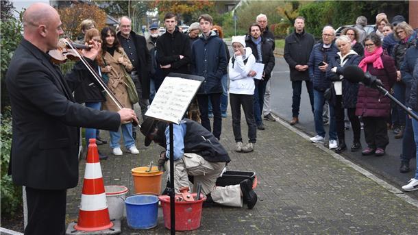 Gut 50  Besucher sind zur Stolpersteinverlegung dabei gewesen. 