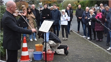 Gut 50  Besucher sind zur Stolpersteinverlegung dabei gewesen. 