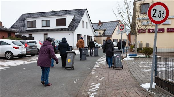 Gut 70 Meter müssen die Bewohner der Rosengasse in Dorum ihre Mülltonnen bis zur nächsten Straßeneinmündung und wieder zurück zu ihren Häusern bringen.