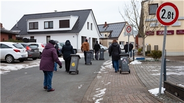 Gut 70 Meter müssen die Bewohner der Rosengasse in Dorum ihre Mülltonnen bis zur nächsten Straßeneinmündung und wieder zurück zu ihren Häusern bringen.