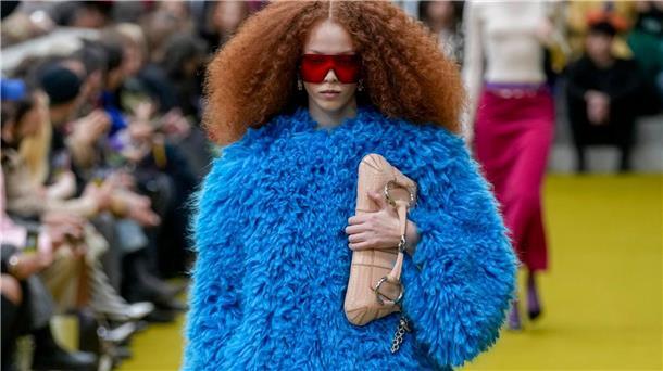 Mailänder Fashion Week: Gucci mit Erotik und Glamour Gut eingepackt in den nächsten Winter mit einem Entwurf von Gucci in Mailand.