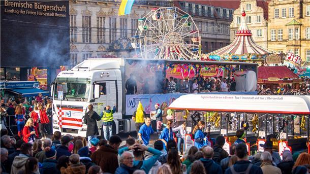 Freimarktsumzug zieht wieder als bunte Karawane durch Bremen Gut was los in der Bremer Innenstadt. Die Stimmung ist ausgelassen fröhlich.