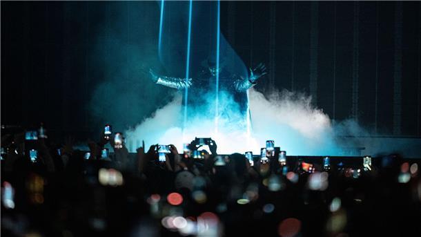 Nostalgie und Cocktailkirschen mit Usher in Berlin Gut zwei Stunden lang dauert die Show.