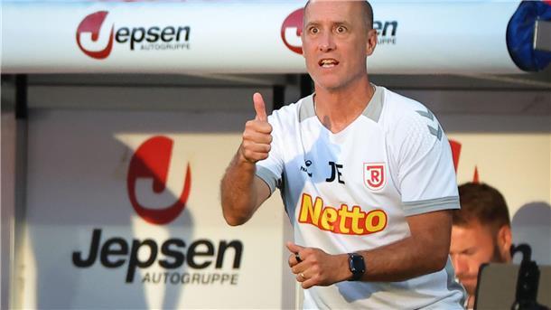 Gute gemacht Jungs: Jahn-Coach Joe Enochs am Spielfeldrand.