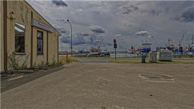 Gute Lage, schlechter Zustand: Das Lokal Panorama Bucht am Kaiserhafen in Bremerhaven ist zur Ruine verkommen. Lange Zeit hieß es Hafenklause. Der Fotograf Thomas Damson hat die Reste des Lokals durchstreift - fotografierend und nachdenklich.