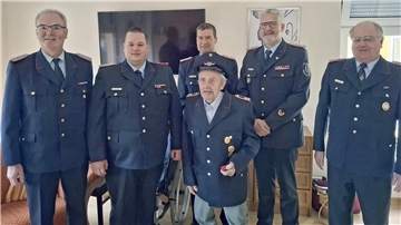 Gute Laune bei ganz besonderer Ehrung: der 95-jährige Christoph Bardenhagen mit (von links) Abschnittsleiter Jörg Suske, Nieder Ochtenhausens Ortsbrandmeister Marcel Leenheer, Stadtbrandmeister Nils Schwarz, Kreisbrandmeister Peter Dettmer und Nieder Ochtenhausens stellvertretendem Ortsbrandmeister Thomas Hechler.