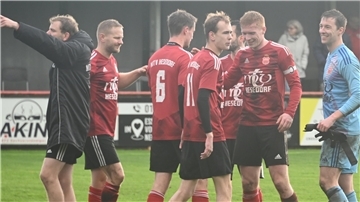 MTV Hesedorf feiert Derbysieg im Schützenhof Gute Laune: Hesedorfs Kicker gewannen das Derby. Großen Anteil hatten Keeper Onno Bours und Kapitän Kristian Reitmann.