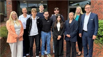 Gute Laune nach der Begrüßung (von links): Isabel Klein, Sandra Henzel, die Auszubildenden Henrik Meier, Christian Ostendorf, Edward Humrich, Felix Thäte, Viktoria Liehr, Anwärterin Jule Hauptfleisch, Maren Würger und Stephan Siefken.