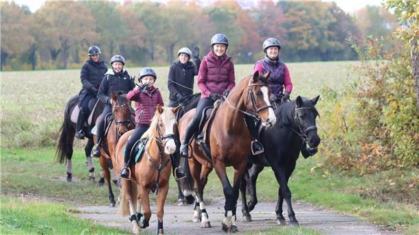 Gute Laune und gutes Wetter: So toll war der große Herbstausritt des Reitvereins Tarmstedt.