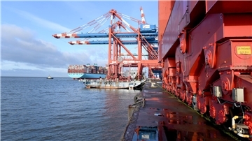 Fuß einer Containerbrücke am Kajenrand. 