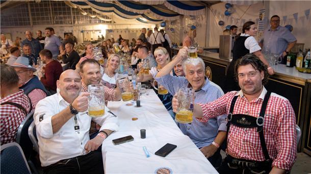 Gute Stimmung auch bei Jörg Schubert (vorne rechts) und Freunden: Er findet es t...