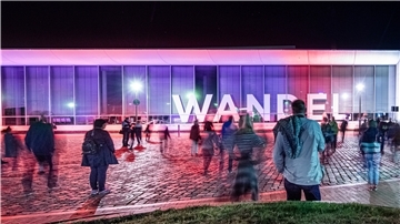Menschen bei der Langen Nacht der Kulturen.