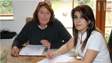 Gutes Team: Antje Zlomke hat Siham Abdulfatah vieles über die deutsche Sprache beigebracht. Dazu kam sie über Monate drei Stunden in der Woche zu der Syrerin nach Hause.