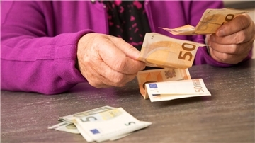 Gutgläubigkeit zahlt sich nicht aus: Unbekannte haben aus der Wohnung von Seniorin Roswitha Müller im betreuten Wohnen in Langen 400 Euro und Schmuck gestohlen.