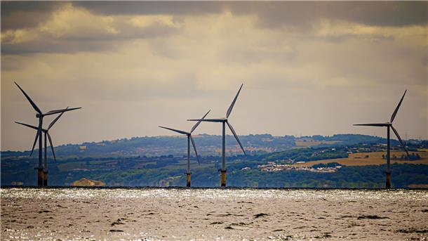 Gwynt y Mor von RWE, der zweitgrößte Offshore-Windpark der Welt, liegt acht Meilen (etwa 13 Kilometer) vor der Küste von Nordwales in der Liverpool Bay.