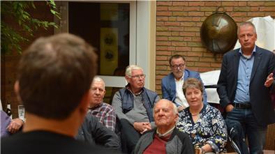 Gyhums Bürgermeister Lars Rosebrock (rechts) macht sich Sorgen über die hohen Kosten, die die Gemeinden für die Kinderbetreuung aufwenden müssen. Darauf wies er am Wochenende auch SPD-Generalsekretär Lars Klingbeil (im Vordergrund) bei dessen Besuch in Zeven hin. „Wir gehen irgendwann finanziell am Stock“, so Rosebrock. Auf die Frage Klingbeils, was dagegen helfen würde, musste Rosebrock nicht lange überlegen: „Mehr Geld.“