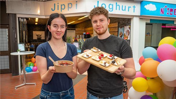 Haben das Sortiment nach den ersten erfolgreichen Wochen bereits erweitert: „Jippi Joghurt“ sind Lara Berghahn und Jonas Volmer sowie zwei weitere Bremerhavener Studenten.